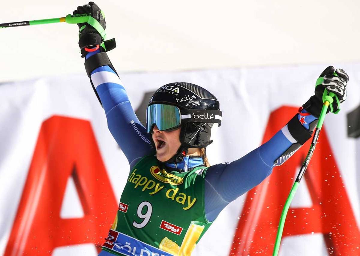 Alice Robinson celebrates win - SkiTheWorld.com